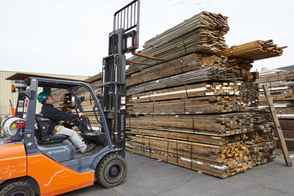 Deconstruction and reuse of wood on forklift