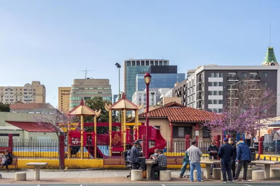 lincoln square park in oakland california